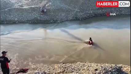 Batman Çayı'nda mahsur kalan 2 kişi halat yardımı ile kurtarıldı