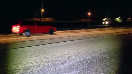 Caminhão derrama carga de soja na rodovia BR-467