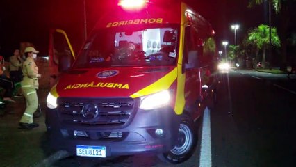 Idoso é socorrido após colidir bike contra Siena na Avenida Brasil
