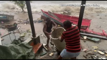 L'uragano Beryl sulla costa di Santa Lucia, la fuga dalle onde
