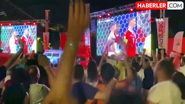A Milli Takım'ın Avusturya galibiyeti Antalya sokaklarını şenlik alanına döndürdü