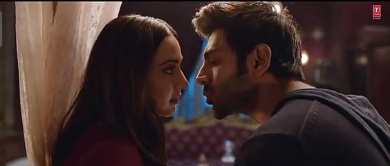 Kartik Aryan and Kiara Advani Share a Romantic Kiss ❤️