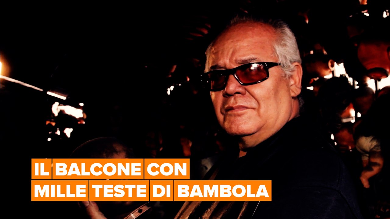 Il balcone con mille teste di bambola