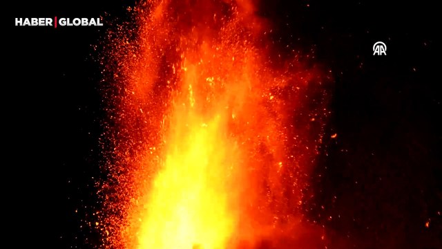 Kırmızı kodlu uyarı verildi: İtalya'da Etna Yanardağı'nın lav ve kül püskürttüğü anlar