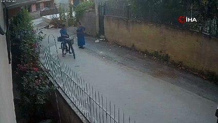 Kolyesini çalmak istediği kadından dayak yedi