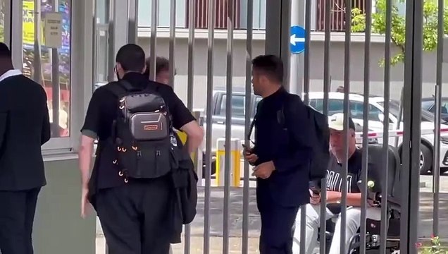 El agente de Jaden Philogene entrando en la Ciutat Esportiva Joan Gamper del Barça