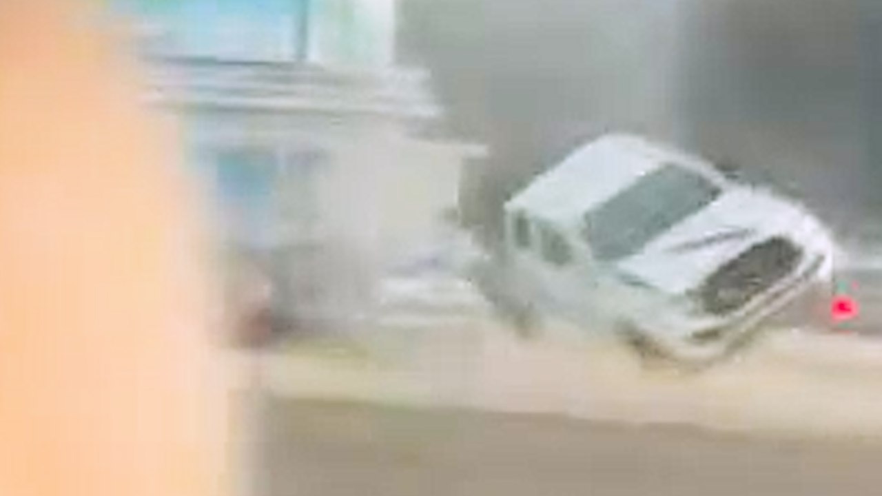 Mini-tornado schleudert lkw in den gegenverkehr