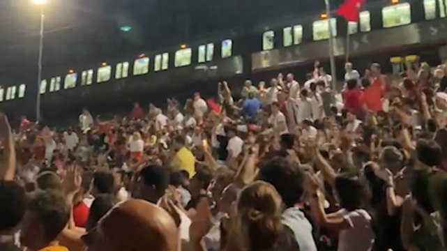 Incredibile a Istanbul: treno si ferma per guardare Austria-Turchia