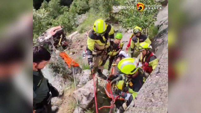 Seis menores heridos, tres de gravedad, tras despeñarse un microbús en el Pirineo