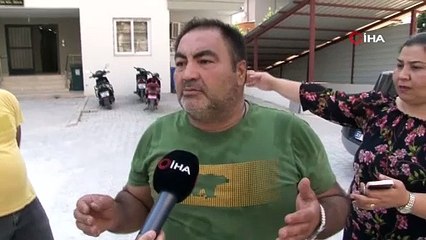 ''Dolandırıldım'' deyip, evinin kapısına duvar ördü, müteahhit de bu afişi astı