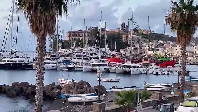 Barche in massa alle Eolie: primo tutto esaurito sui pontili galleggianti di Lipari