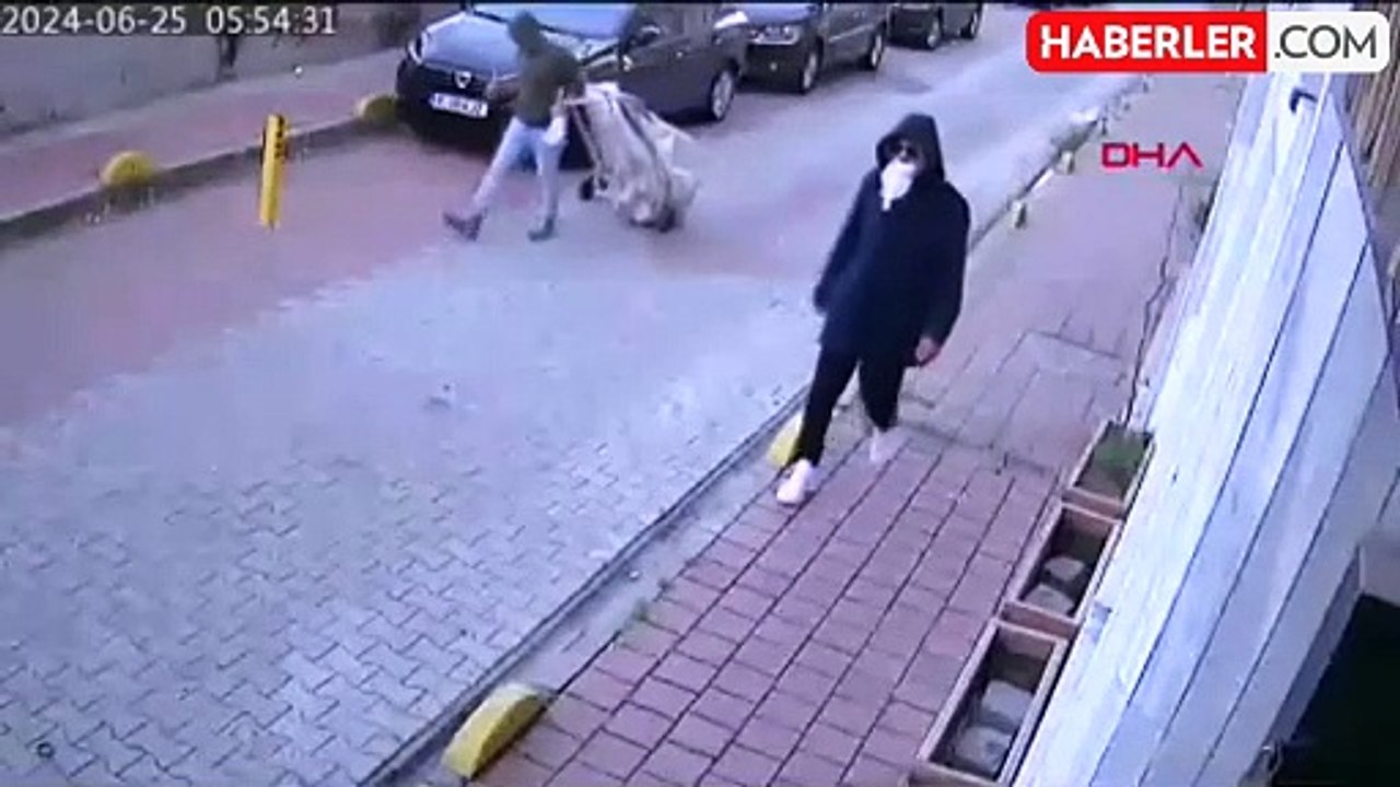 Fatih'te park halindeki motosikleti çalan şüphelilerden biri yakalandı