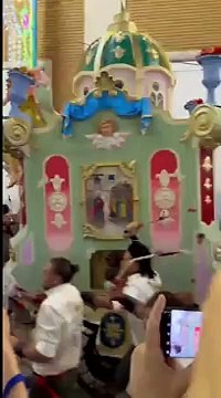 A Matera la festa della Bruna con lo strazzo del carro : un ragazzo si lancia dalle luminarie, ma precipita a terra