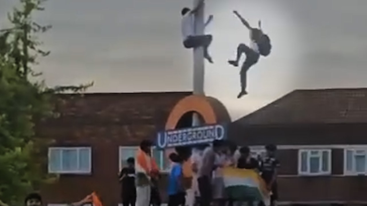 Mann stürzt während der T20-WM-Feierlichkeiten von der Stange