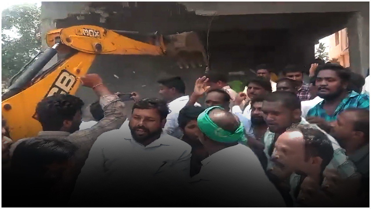 అత్యుత్సాహం ప్రదర్శించిన TDP MLA Kolikapudi Srinivasa Rao తీరుపై సర్వత్ర చర్చ | Oneindia Telugu