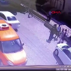 Kaynanasının önünü kesen gelin terlikle dövüp arabayla ezmeye kalktı