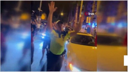 Trafik polisi vatandaşın galibiyet coşkusuna böyle ortak oldu!