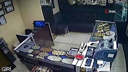 Saniye saniye görüntülendi! Kuyumcu soyguncusu sert kayaya çarptı