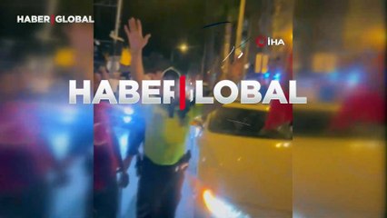 Trafik polisi vatandaşların kutlamalarına üçlüyle ortak oldu