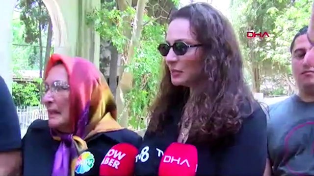 Kemal Sunal mezarı başında anıldı... Gül Sunal: Hala bekliyorum, gelecekmiş gibi