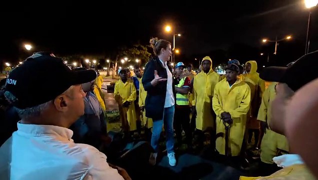 Carolina Mejía coordina hasta altas horas de la noche acciones para recuperar normalidad en el malecón