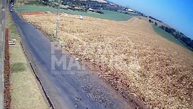 Câmeras registram acidente brutal: ciclista é arremessada ao ser atingida por carro