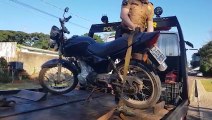 Ladrões tentam camuflar moto furtada no Centro de Cascavel, mas PM recupera veículo