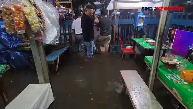 Hujan Deras, Banjir Rendam Warung dan Permukiman di Jalan Dharmawangsa