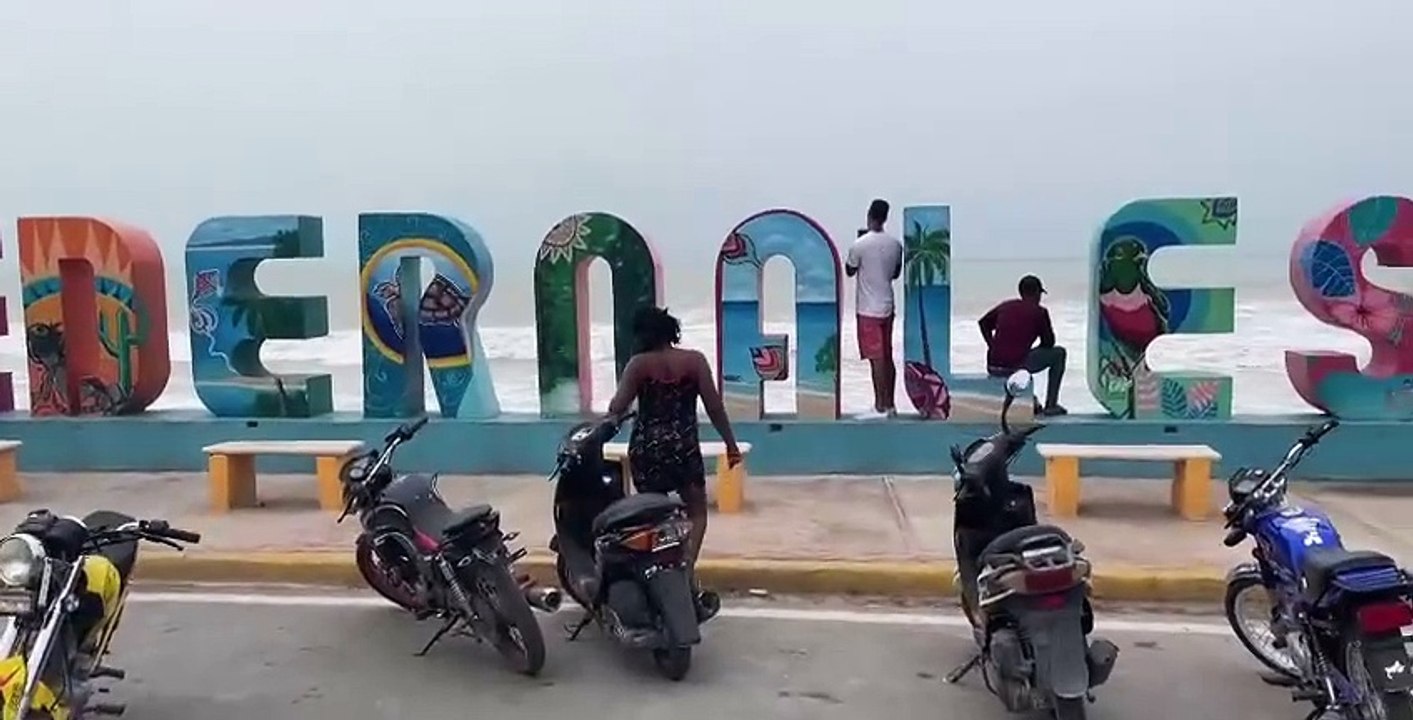 Curiosos acuden al malecón de pedernales para contemplar olas