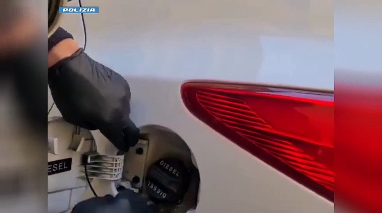 Milano, spaccia droga in zona Sempione e nasconde la cocaina nel vano del serbatoio dell?auto: arrestato