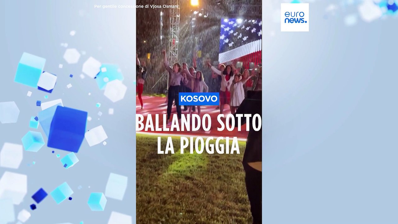 Festa Usa, la presidente del Kosovo Vjosa Osmani balla sotto la pioggia