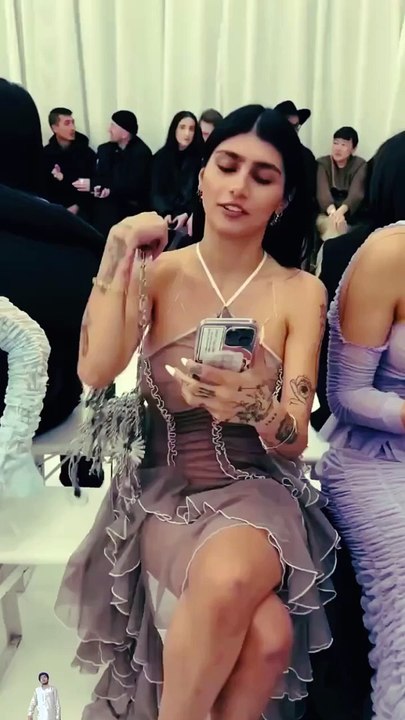 PRETTY GIRLS USING PHONE MIA KHALIFA