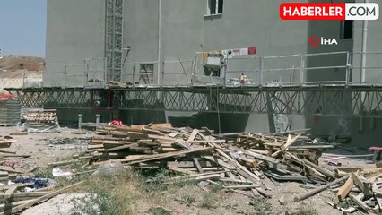 İskelesi çöken binada 4 işçi yaralandı