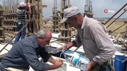 İnşaat işçileri sıcakla böyle baş ediyor