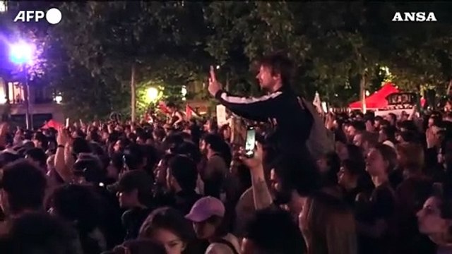 Il fascismo e' una cancrena , centinaia in place de la Republique a Parigi