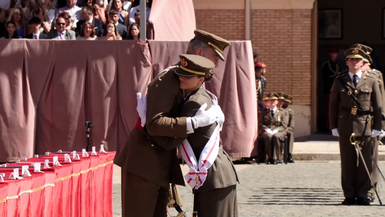 Ya es dama alférez: el rey Felipe se funde en un abrazo con la princesa Leonor en Zaragoza