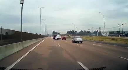 Carro capota enquanto era rebocado na freeway