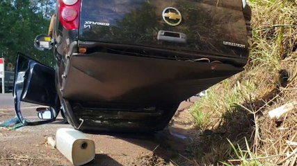 Buraco na pista causa capotamento na BR-163, em Cascavel