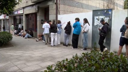 Centenares de jóvenes hacen cola para conseguir piso de alquiler para el próximo curso