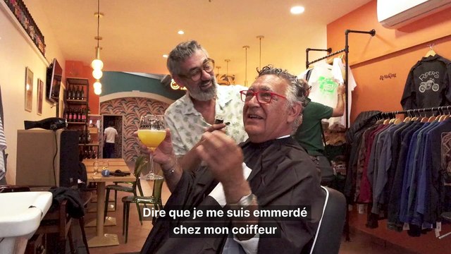 Dans ce bar, les clients peuvent se faire couper les cheveux