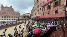 Siena, diluvio sul Campo: Palio rimandato per la seconda volta