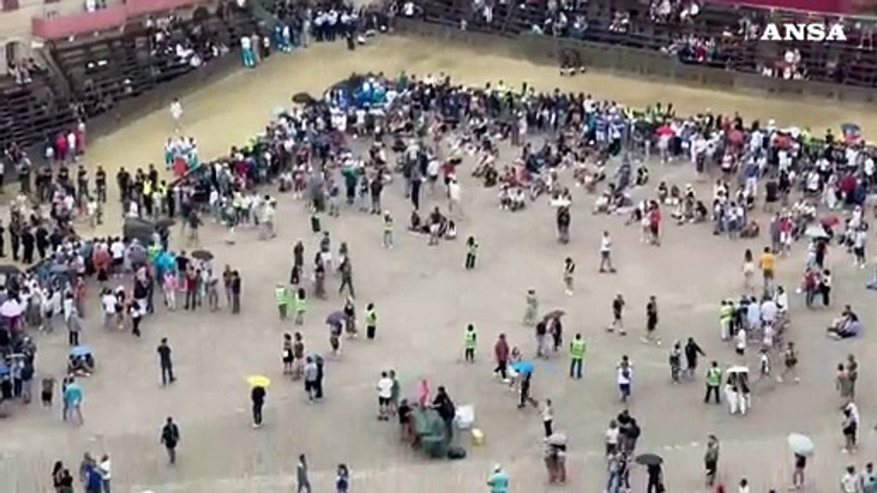 Palio di Siena, nuovo rinvio causa pioggia: si corre domani