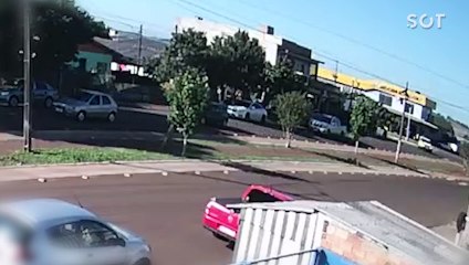 Caminhonete colide com viatura da PM após tentativa de abordagem em Catanduvas