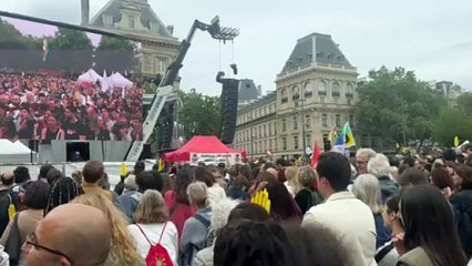 Miles de franceses protestan contra la extrema derecha de Le Pen en París