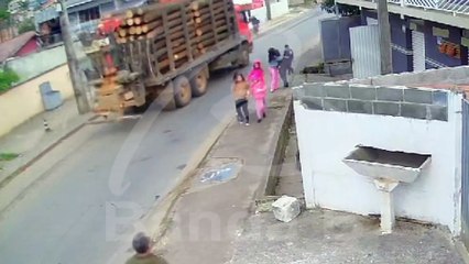 Câmera flagra momento em que moto atropela criança em Itaperuçu