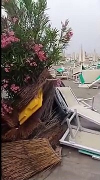 Il video della tromba marina che ha provocato danni sulla spiaggia di Ravenna