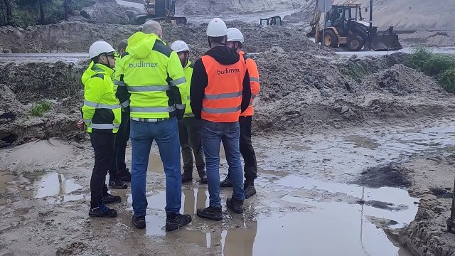 Lawina błota zalała posesję w Lęborku