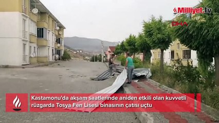 Tosya'da fırtına etkili oldu; lisenin çatısı uçtu, o anlar kamerada
