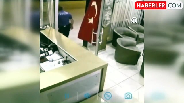 Polis Memuru Düşen Türk Bayrağını Öperek Yerine Astı