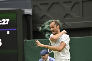  ميدفيديف يتعرض لموقف طريف